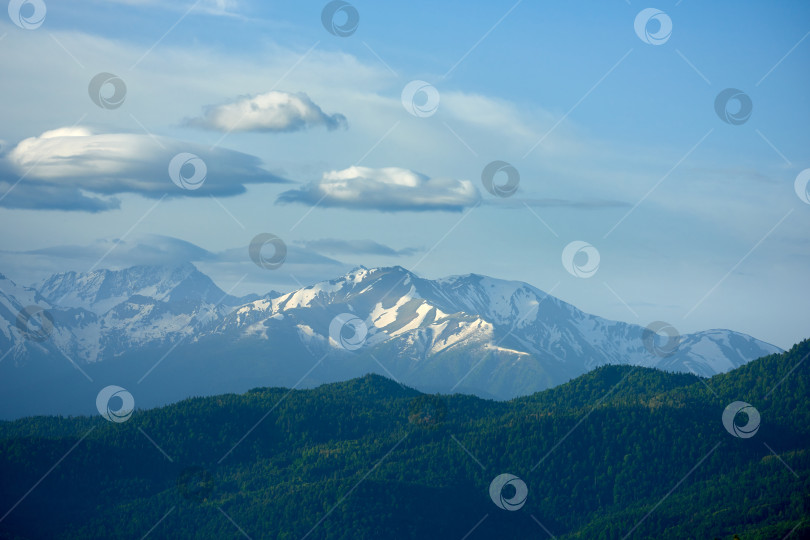 Скачать Заснеженные вершины Северного Кавказа на восходе солнца. фотосток Ozero