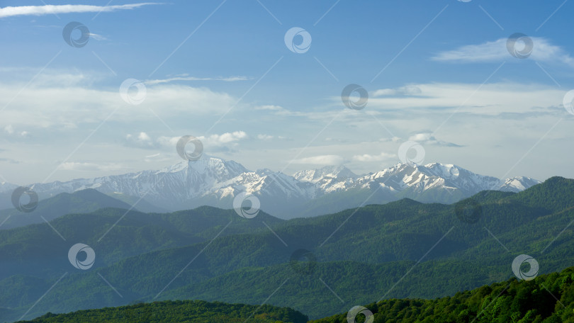 Скачать Заснеженные вершины Северного Кавказа на восходе солнца. фотосток Ozero