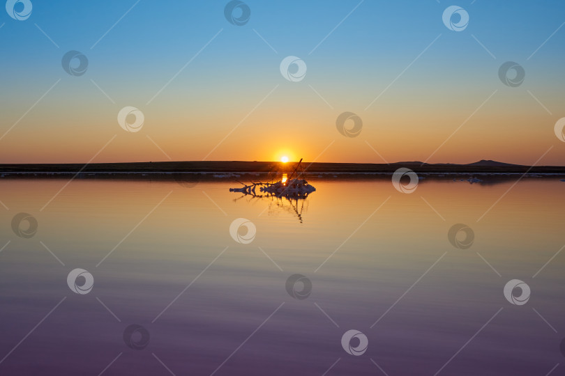 Скачать Закат на Кояшском соленом озере с розовой водой. фотосток Ozero