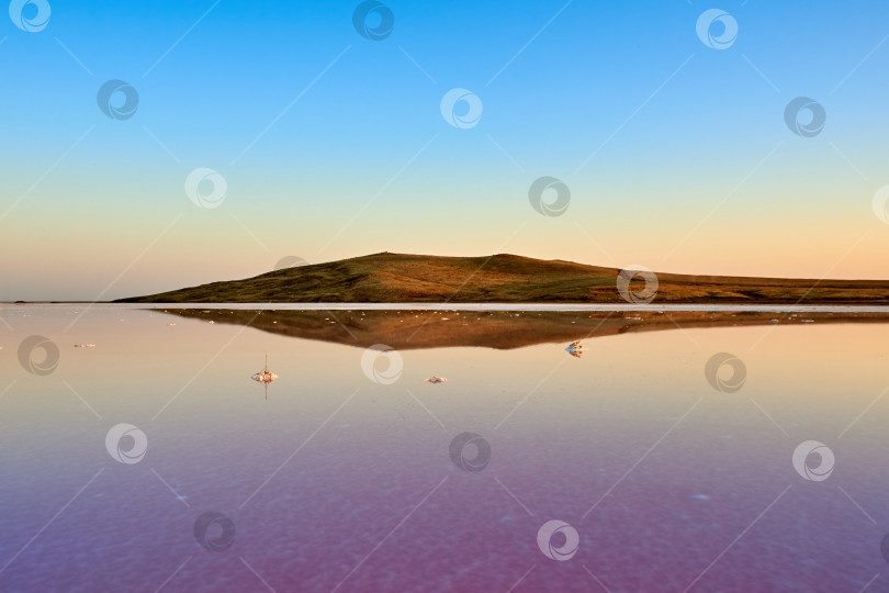 Скачать Закат на Кояшском соленом озере с розовой водой. фотосток Ozero