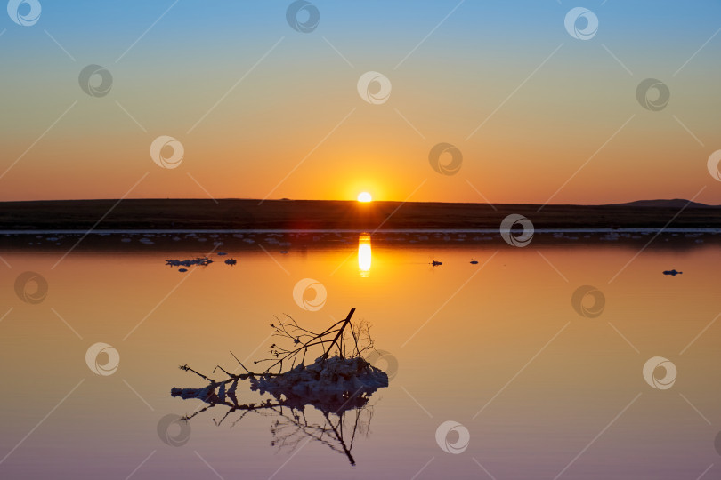 Скачать Закат на Кояшском соленом озере с розовой водой. фотосток Ozero