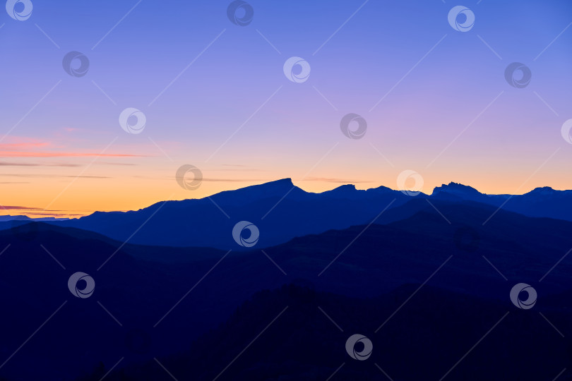 Скачать Восход солнца. Силуэты гор на фоне неба.Панорама гор на восходе солнца. фотосток Ozero