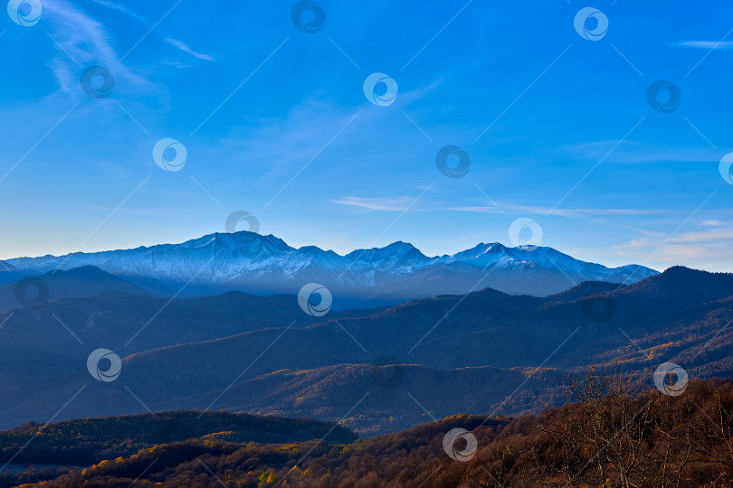 Скачать Горный хребет в лучах восходящего солнца. фотосток Ozero