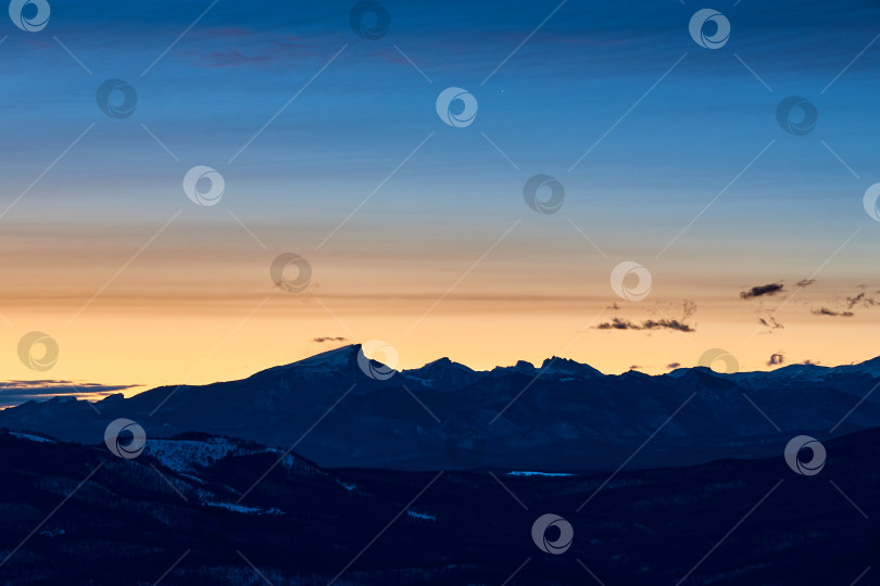 Скачать Предрассветное оранжево-голубое небо над горным хребтом и одинокая звезда на нем. фотосток Ozero