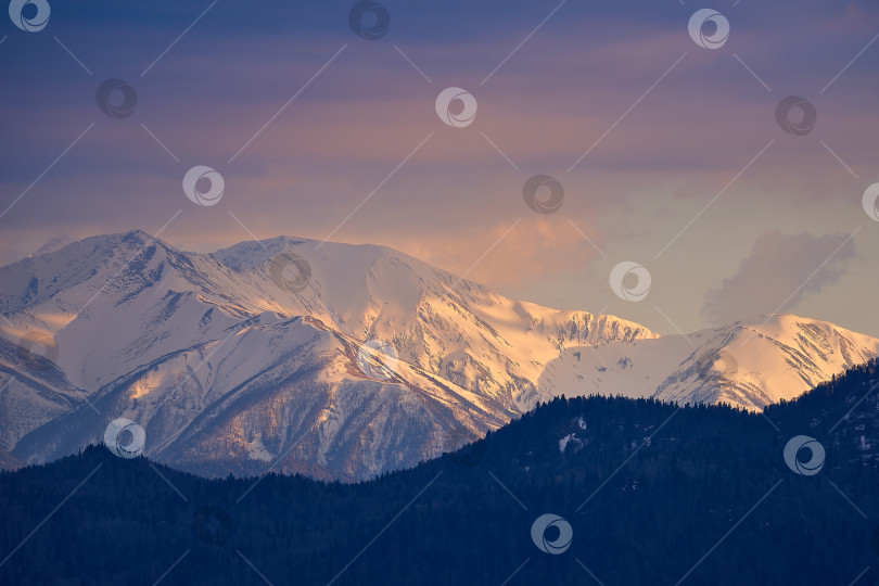 Скачать Заснеженная гора в лучах заката под грозовым небом. Гора Абаго, Северный Кавказ. фотосток Ozero