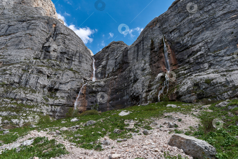 Скачать Самым высоким водопадом в России является Пшехский (Фиштинский) водопад. Высота составляет около 165 м. фотосток Ozero