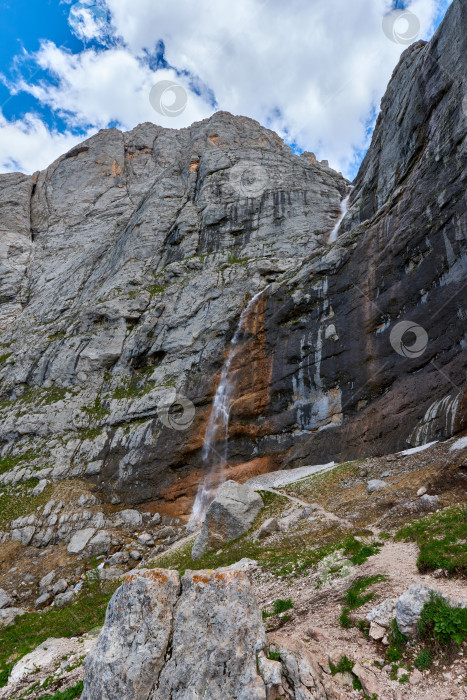 Скачать Самым высоким водопадом в России является Пшехский (Фиштинский) водопад. Высота составляет около 165 м. фотосток Ozero