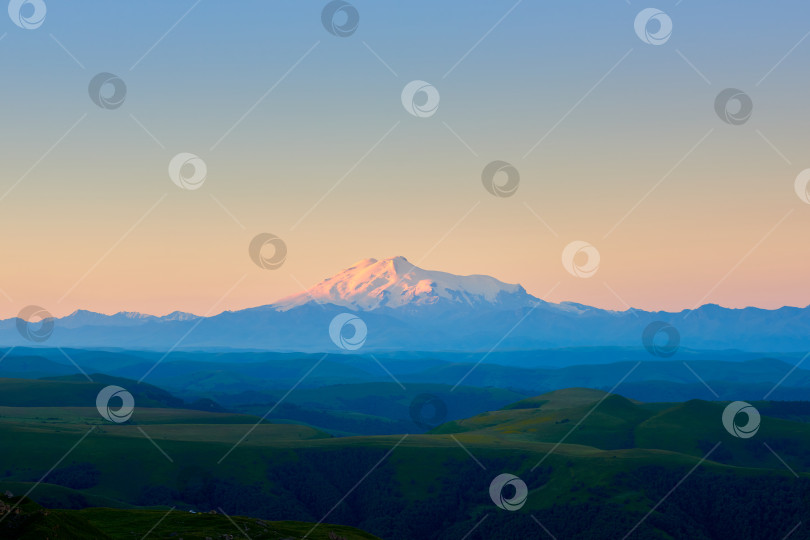 Скачать Эльбрус на рассвете. Эльбрус в лучах рассветного солнца. фотосток Ozero