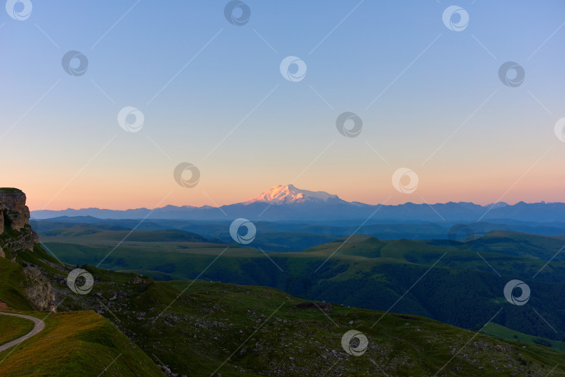 Скачать Эльбрус на рассвете. Эльбрус в лучах рассветного солнца. фотосток Ozero