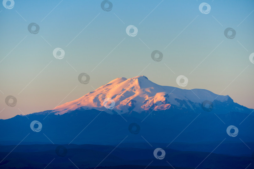 Скачать Эльбрус на рассвете. Эльбрус в лучах рассветного солнца. фотосток Ozero