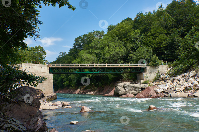 Скачать Мост через горную реку, красный гранит, зеленый лес фотосток Ozero