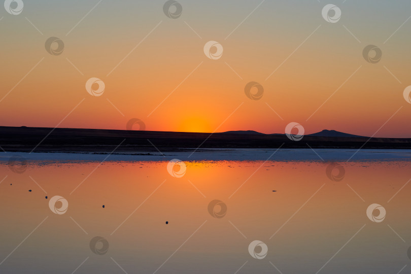 Скачать Закат на Кояшском соленом озере с розовой водой. фотосток Ozero