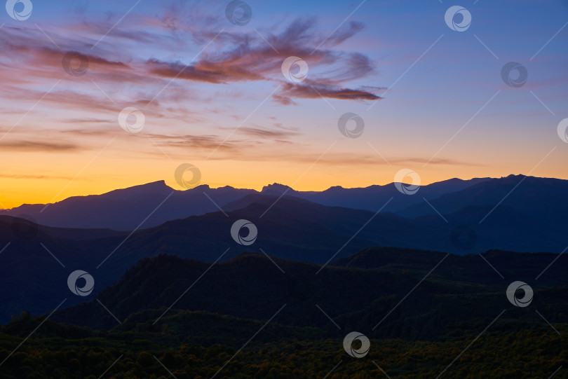 Скачать Восход солнца в горах. Красно-оранжевые облака над хребтом фотосток Ozero