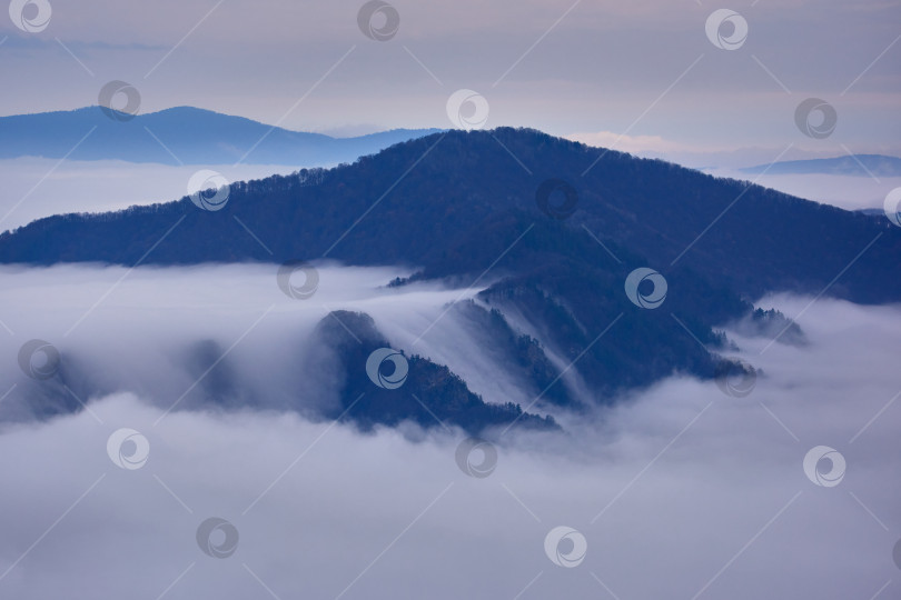 Скачать Струйки тумана в осенних горах фотосток Ozero