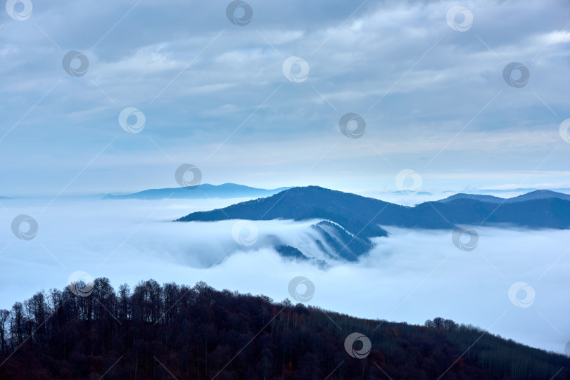 Скачать Струйки тумана в осенних горах фотосток Ozero