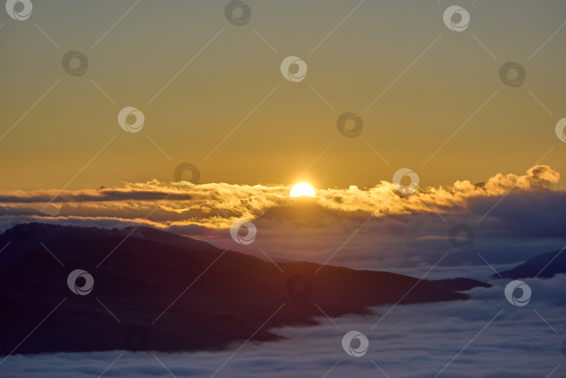 Скачать Восход солнца над туманной горной долиной фотосток Ozero