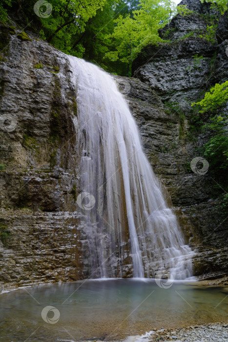 Скачать Водопад в весеннем лесу фотосток Ozero