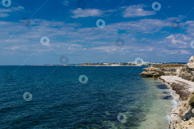 Скачать Морская бухта с бирюзовой водой и кучевыми облаками в небе фотосток Ozero