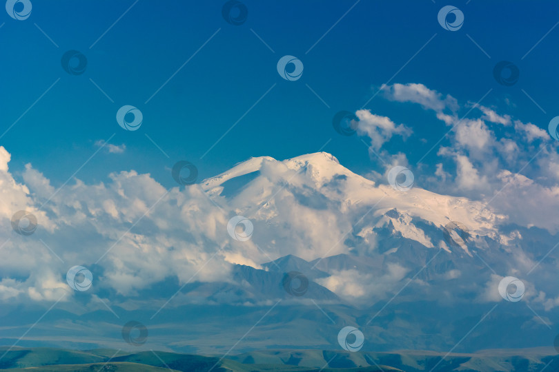 Скачать Эльбрус в облаках фотосток Ozero