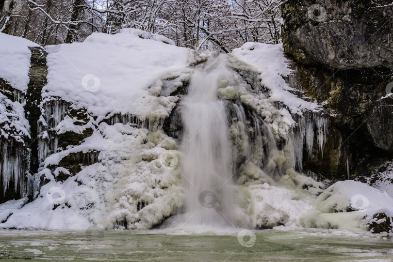 Скачать Зимний водопад на горной реке, река Руфабго фотосток Ozero