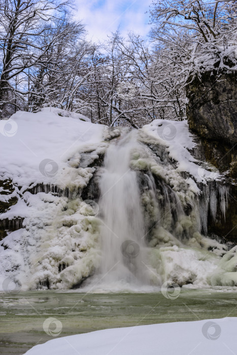 Скачать Зимний водопад на горной реке, река Руфабго фотосток Ozero