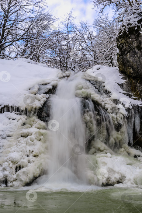 Скачать Зимний водопад на горной реке, река Руфабго фотосток Ozero