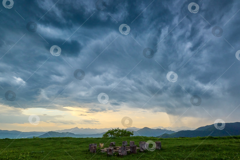 Скачать Грозовое небо перед дождем в горах фотосток Ozero