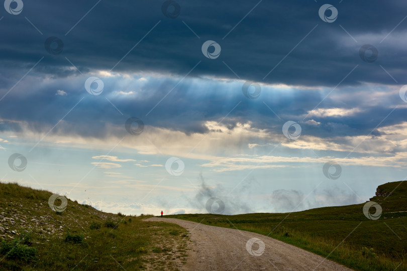 Скачать Дорога под грозовым небом и лучами солнца фотосток Ozero