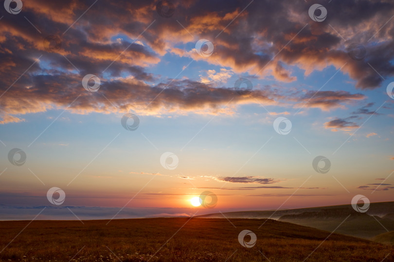 Скачать Восход солнца в горах. Восход солнца над горной долиной. фотосток Ozero