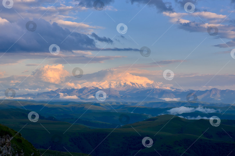 Скачать Эльбрус на закате покрыт шапкой облаков. Эльбрус на закате. фотосток Ozero