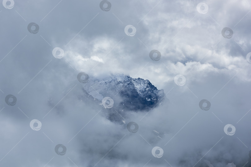 Скачать Горная вершина в тумане. Домбай, Карачаево-Черкесия, Россия фотосток Ozero