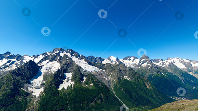 Скачать Горные вершины с ледником и началом горного ручья. Домбай, Северный Кавказ, Россия фотосток Ozero