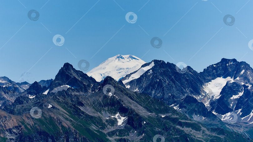 Скачать Вид на Эльбрус со стороны Домбая. Северный Кавказ, Россия фотосток Ozero
