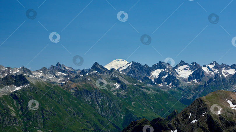 Скачать Вид на Эльбрус со стороны Домбая. Домбай, Северный Кавказ, Россия фотосток Ozero