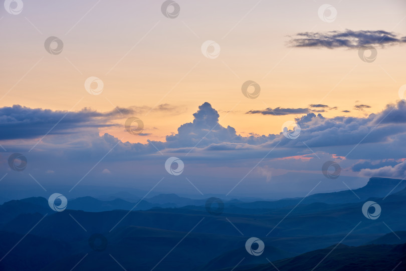 Скачать Причудливое облако в форме башни на закате. Карачаево-Черкесия, Северный Кавказ, Россия фотосток Ozero