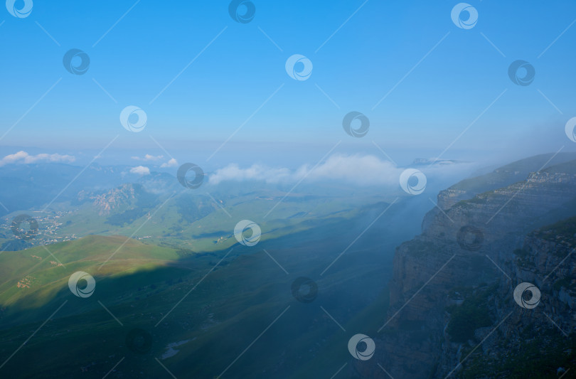 Скачать Скалистый утес в тумане и зеленая долина. Перевал Гум Баши Северный Кавказ Россия фотосток Ozero