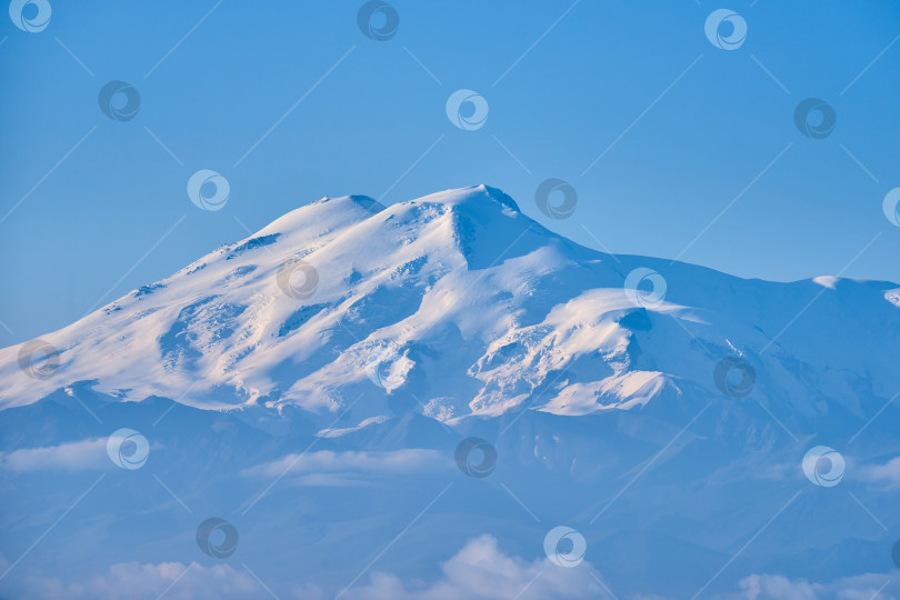 Скачать Эльбрус на восходе солнца, туман и облака на переднем плане. Перевал Гум-Баши, Северный Кавказ, Россия фотосток Ozero