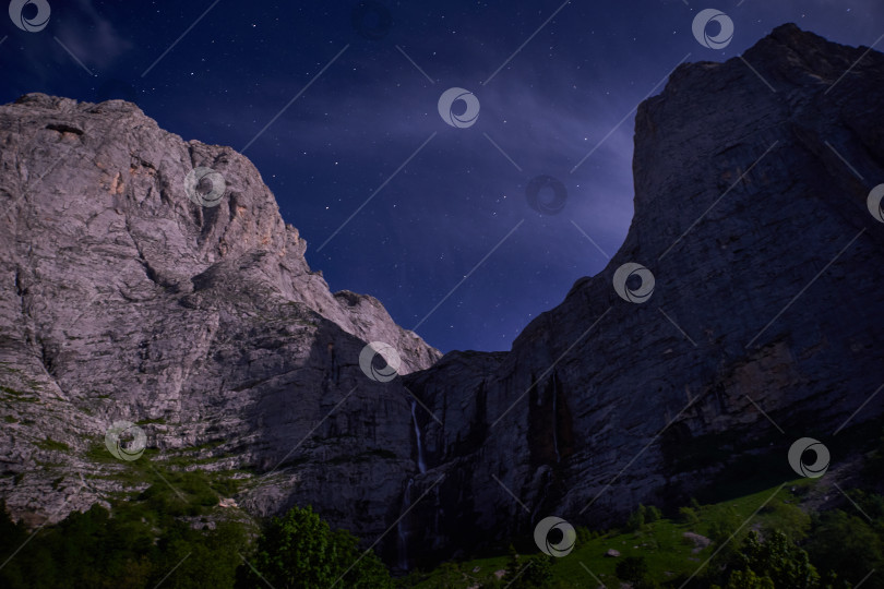 Скачать Звездное небо над горными вершинами фотосток Ozero