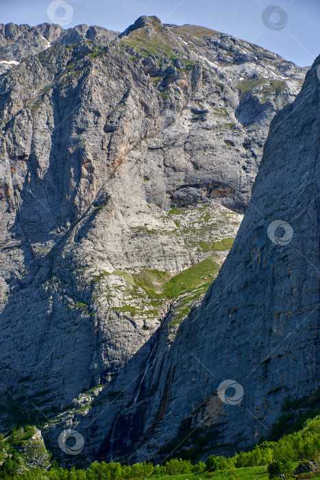 Скачать Красивые и очень высокие водопады в горах. На заднем плане гора Пшехусу фотосток Ozero