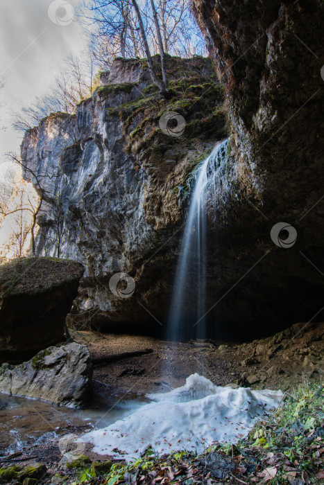 Скачать Водопад в осеннем лесу фотосток Ozero