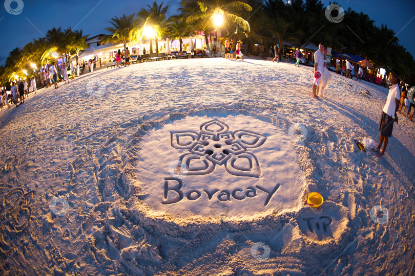 Скачать Надпись Boracay на белом песке пляжа. фотосток Ozero