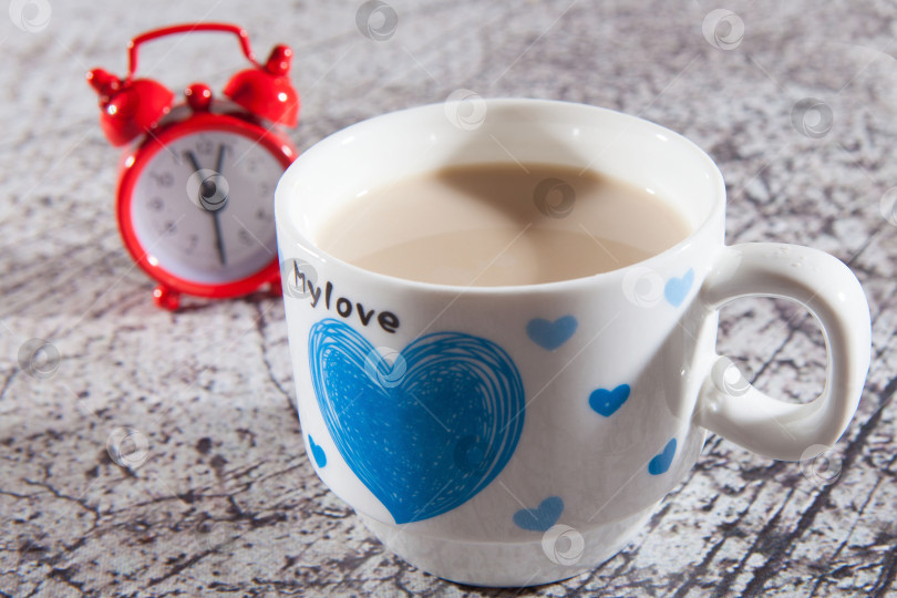 Скачать Романтическая любовная кофейная чашка и красные часы фотосток Ozero
