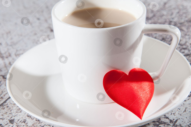 Скачать Кружка кофе и красное сердечко на стеклянном блюдце фотосток Ozero