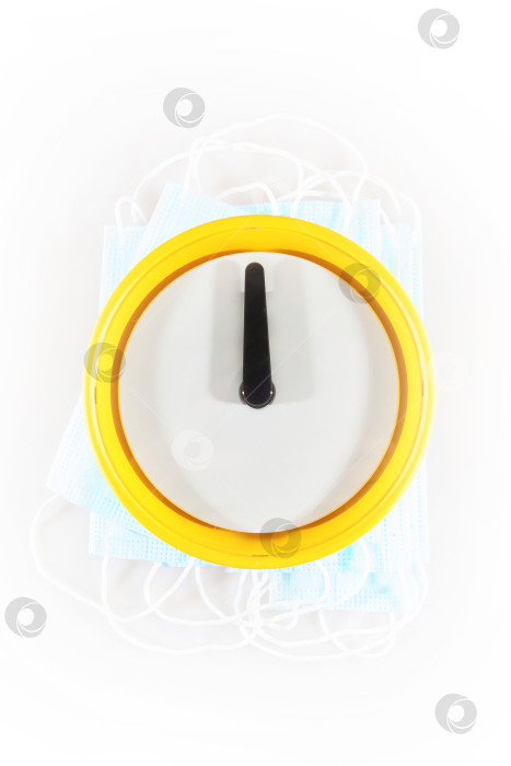 Скачать Ретро-часы и медицинские маски, выделенные на белом фоне фотосток Ozero