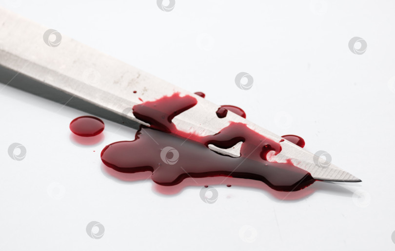 Скачать капли красной крови на лезвии ножа фотосток Ozero
