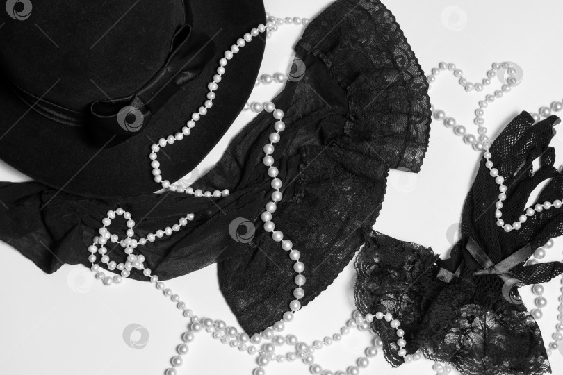 Скачать черные чулки, шляпка, перчатки и жемчужные бусы на белом фотосток Ozero