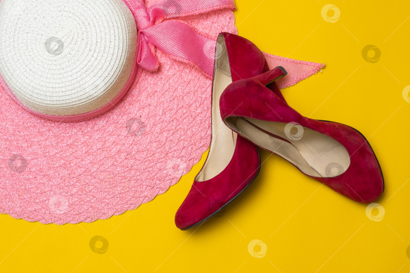 Скачать розовая летняя женская шляпка и красные замшевые туфли на желтом фоне фотосток Ozero