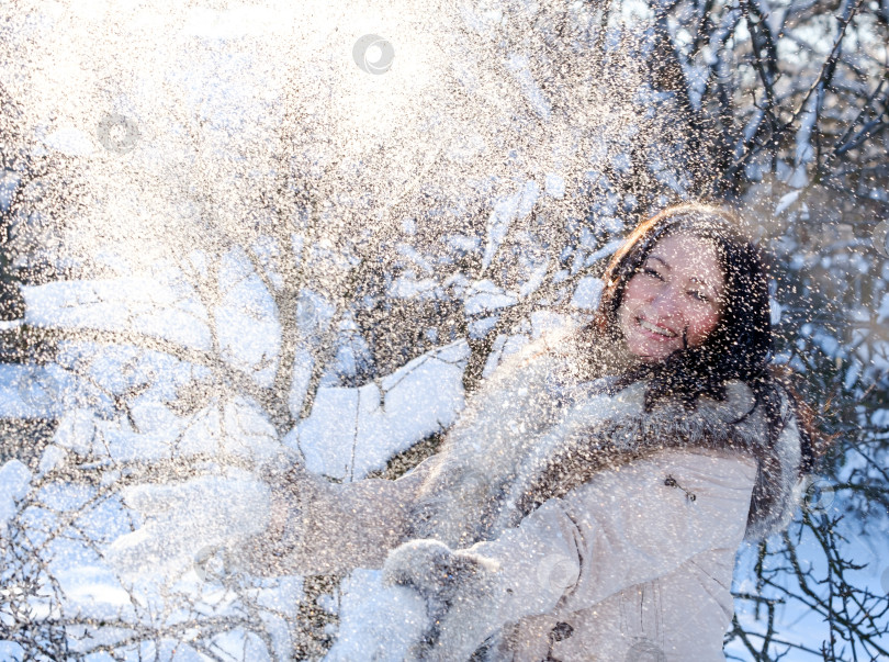 Скачать портрет радостной женщины зимой на снежном фоне фотосток Ozero