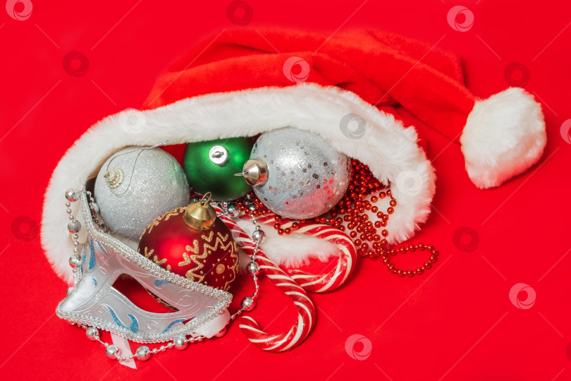 Скачать рождественская шапочка и рождественские украшения на красном фотосток Ozero