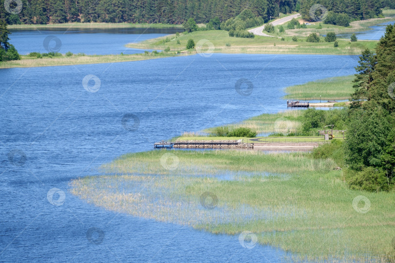Скачать голубая вода озера и пирс среди зеленой травы фотосток Ozero